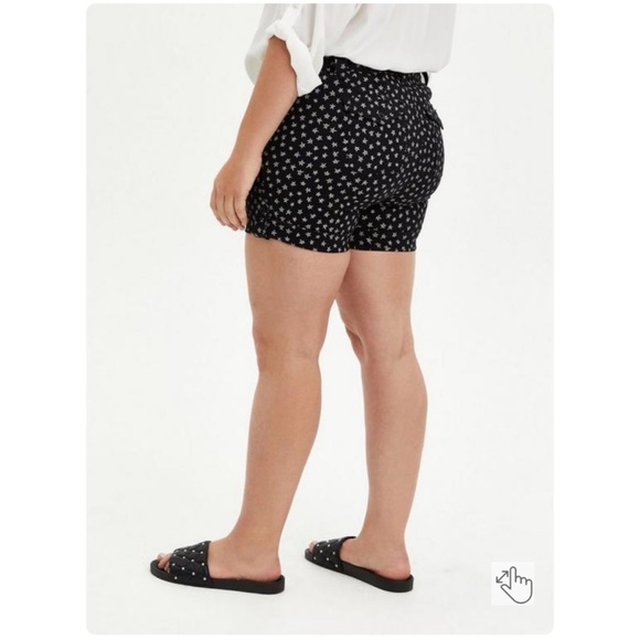 NEVER WORN Torrid 22 3.5 Inch Military Stretch Twill Mid-Rise Short, Black Star - Picture 3 of 14